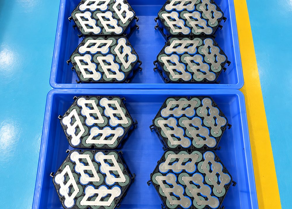 Cell holders and spacers used to set the arrangement inside a battery pack
